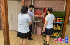 <strong>长们宣传校园平安</strong>